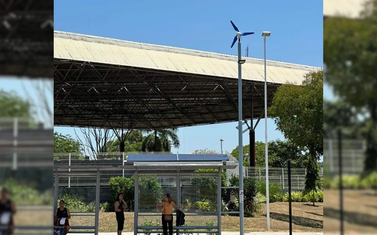 Ponto de ônibus com energia solar, iluminação e recarga de celular é instalado em Vitória