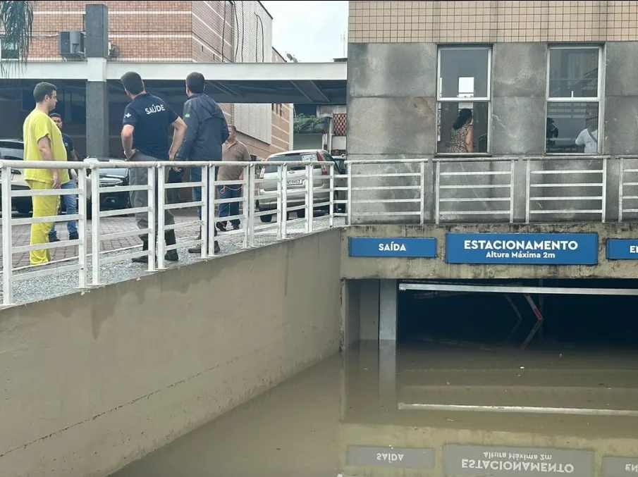 Chuva recorde deixa 7 mortos, alaga vias e afeta transporte no Rio de Janeiro