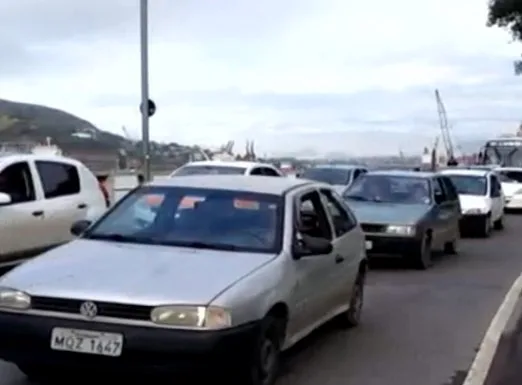 Motociclista atropela cachorro, sofre acidente e trânsito fica lento na Beira Mar, em Vitória