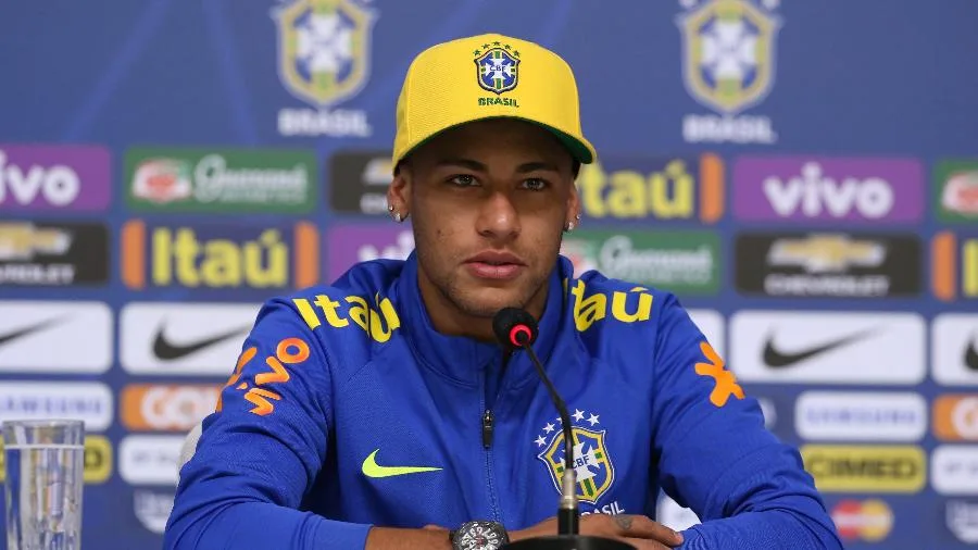 Neymar se irrita ao ser questionado sobre baladas: 'Tem que me cobrar em campo'