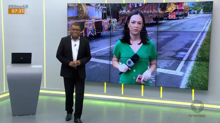 Carnaval 2023: carros alegóricos começam a chegar no Sambão