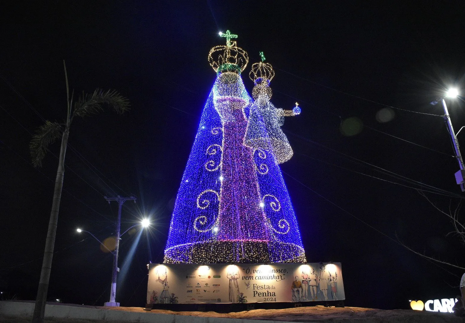 Imagens gigantes de Santa Iluminada são acesas; veja os locais