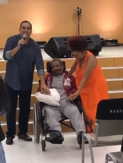 Arlindo Cruz comemora aniversário de 61 anos em culto evangélico