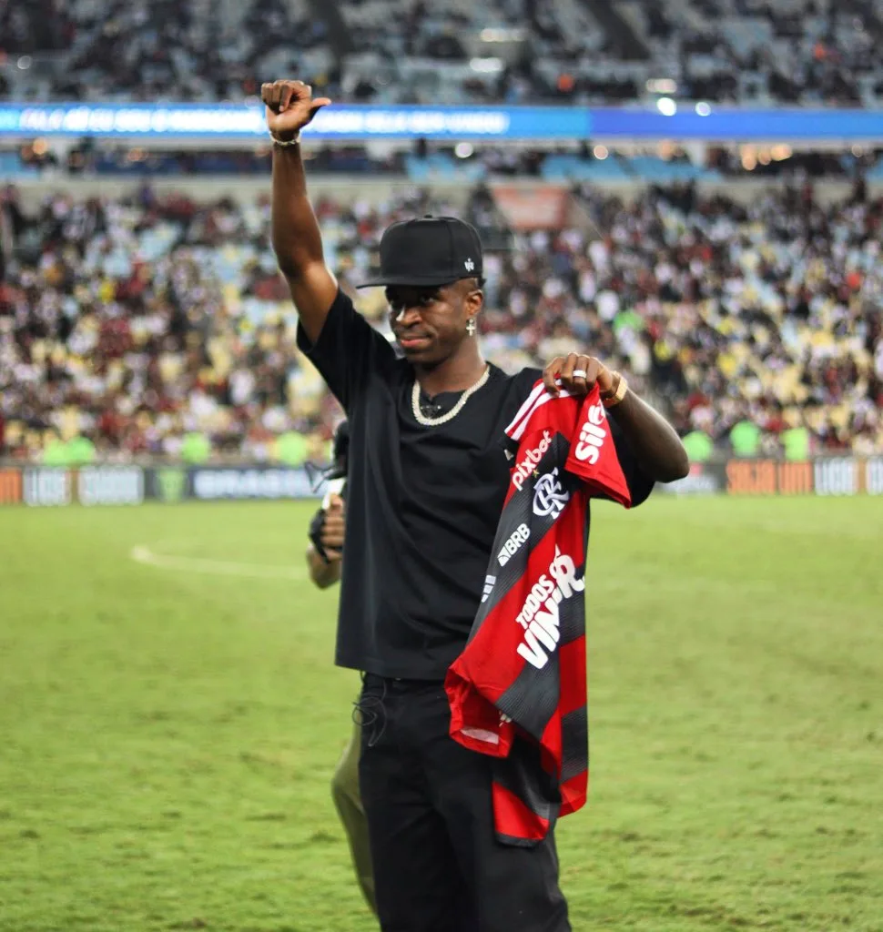 Vini Jr. recebe homenagem no Maracanã em Flamengo x Vasco: 'Que eu possa seguir firme na luta'