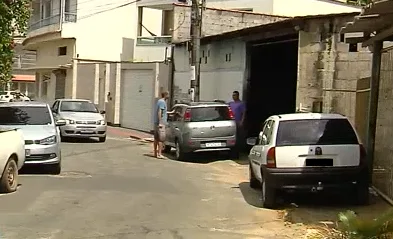 Mulher é assaltada no portão de casa em Campo Grande; suspeitos ameaçaram atirar na cabeça da vítima