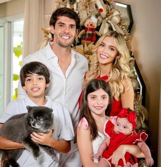 Ex-mulher de Kaká não permite que atual poste foto com os filhos do jogador