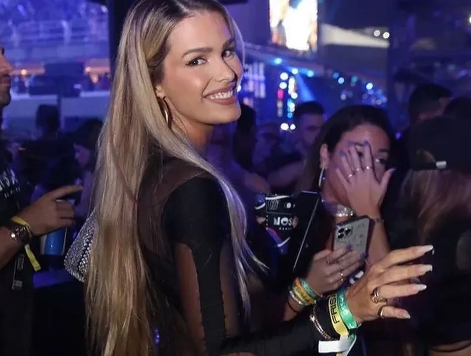 Sem calcinha, Yasmin Brunet rouba a cena no Carnaval e internautas disparam: "Chora Medina"