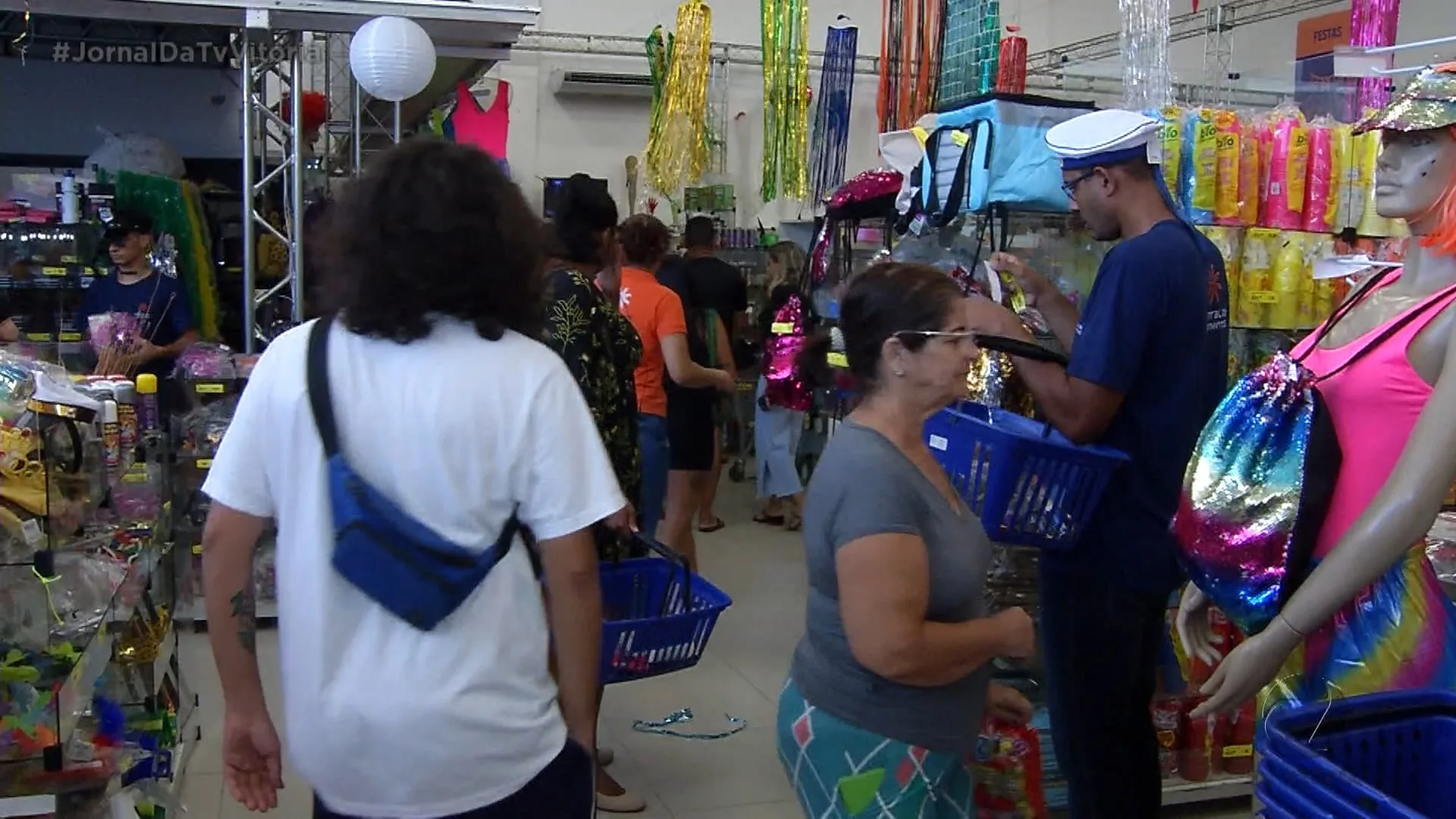 Foliões vão às compras em busca de adereços e fantasias para o Carnaval