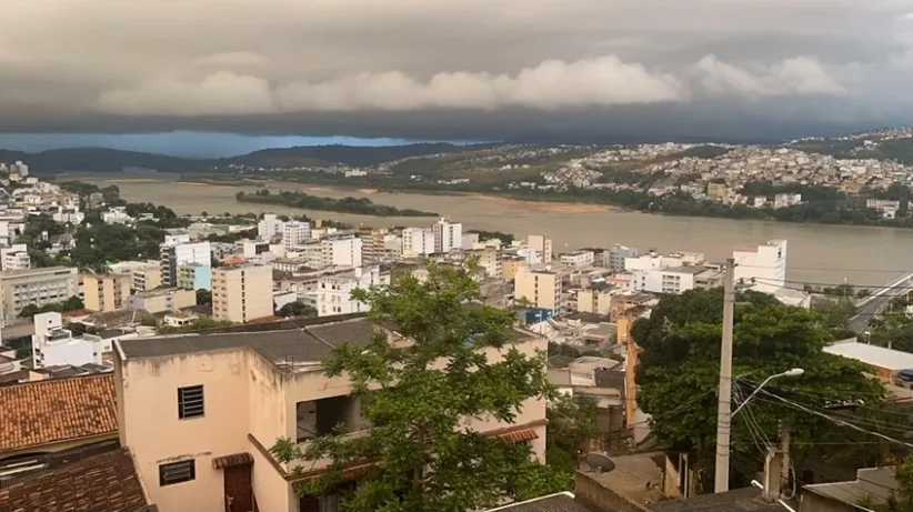 Bancária registra vídeo impressionante de chegada da chuva a Colatina: "Entrei em pânico"