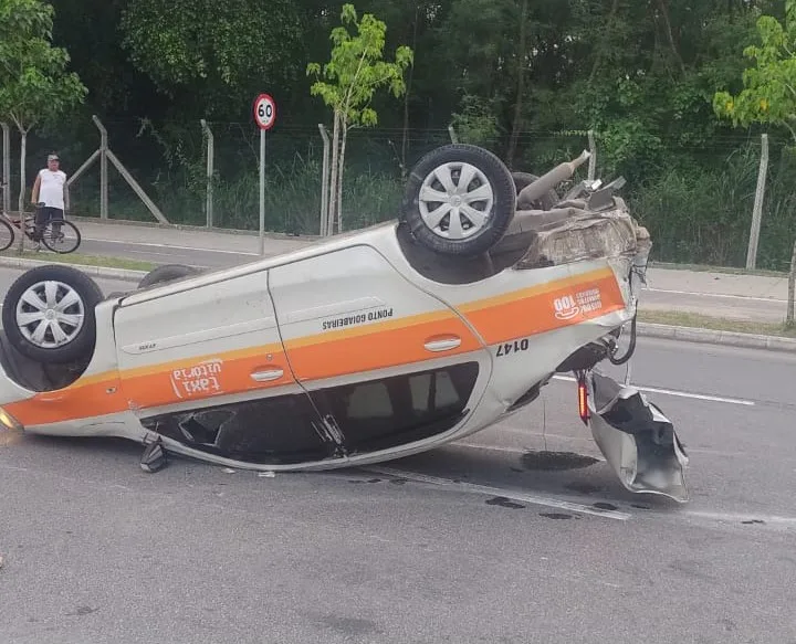 Taxista perde controle da direção e veículo capota em Vitória