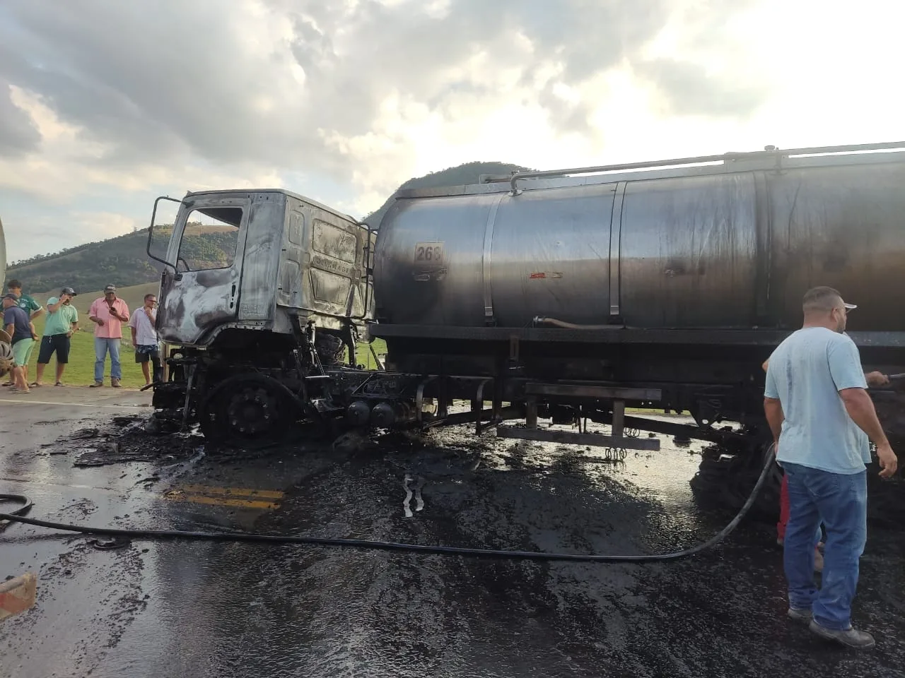 Caminhão e moto pegam fogo após acidente em Ecoporanga