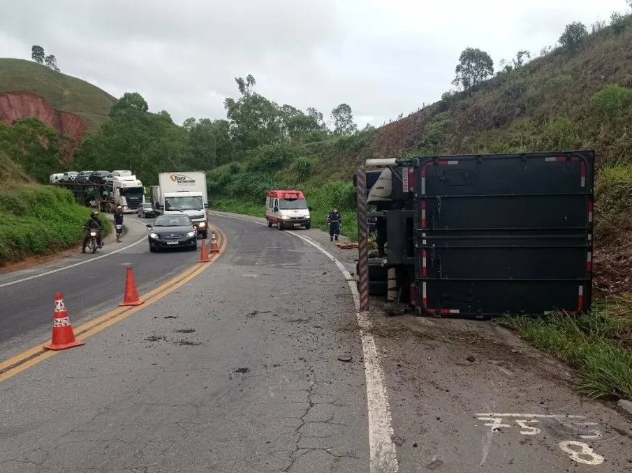 Caminhão tomba e deixa feridos na BR-262, em Ibatiba