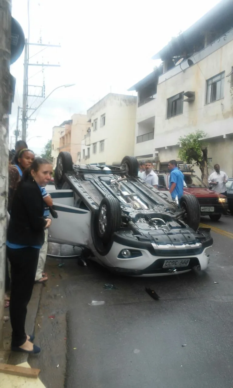 Motorista de 80 anos perde controle e carro capota em Cachoeiro de Itapemirim