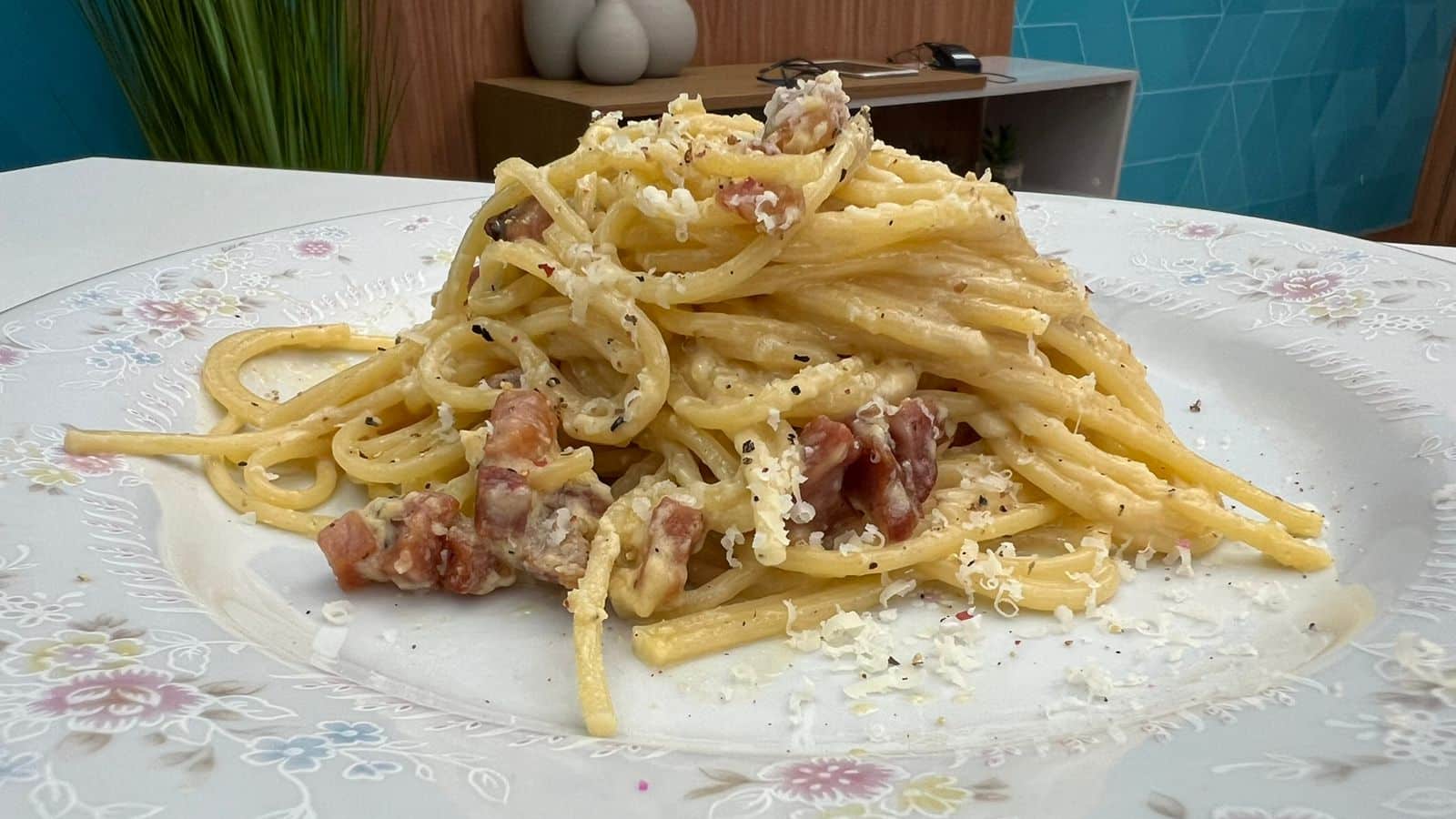 Receita original e rápida para o almoço! Aprenda a fazer espaguete à carbonara