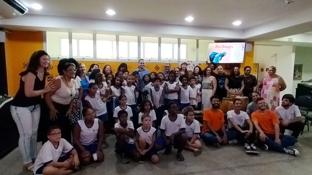 Pesquisadores da Ufes entregam réplica de escultura de Dona Domingas a escola de Vitória