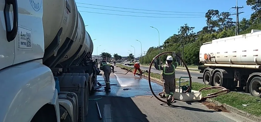 Interdição na BR-101: equipes atuam na limpeza da pista e no transbordo do combustível