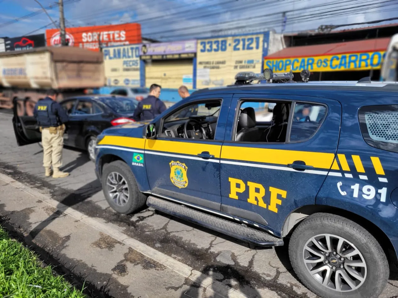 Homem é preso com carro roubado e diz que recebeu R$ 50 para entregar veículo