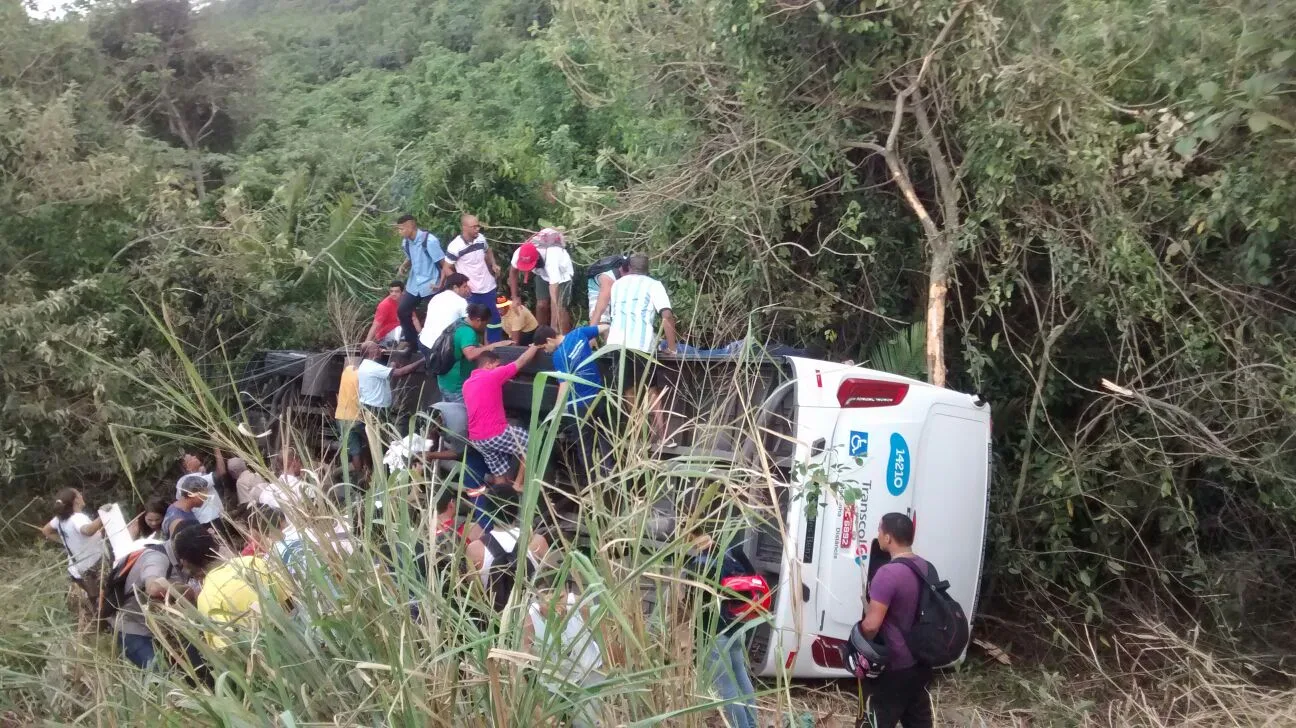 Ônibus do Transcol cai de ribanceira e deixa passageiros feridos na Serra