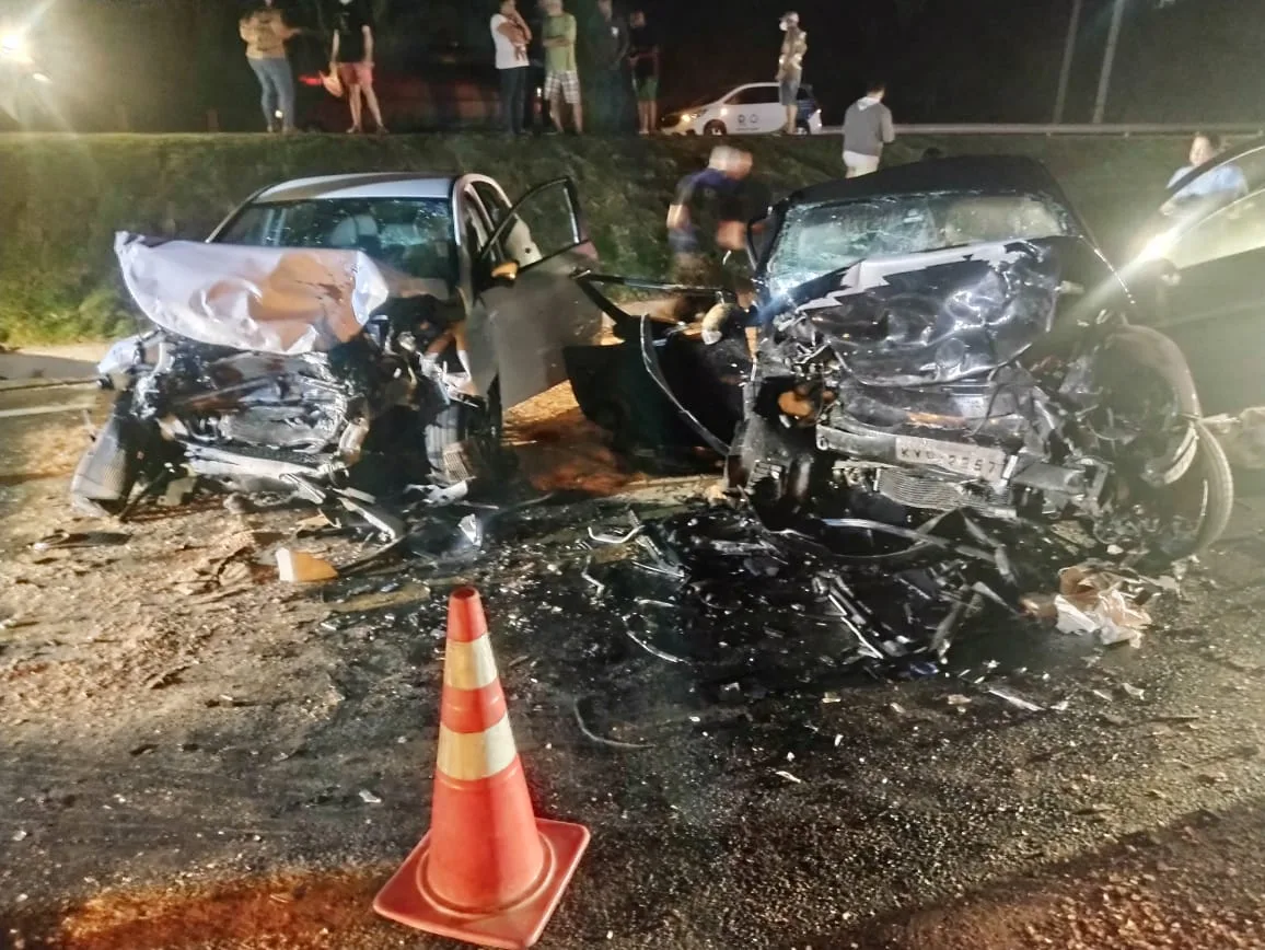 Grave acidente deixa 4 feridos e trecho da BR-101 é interditado em Guarapari