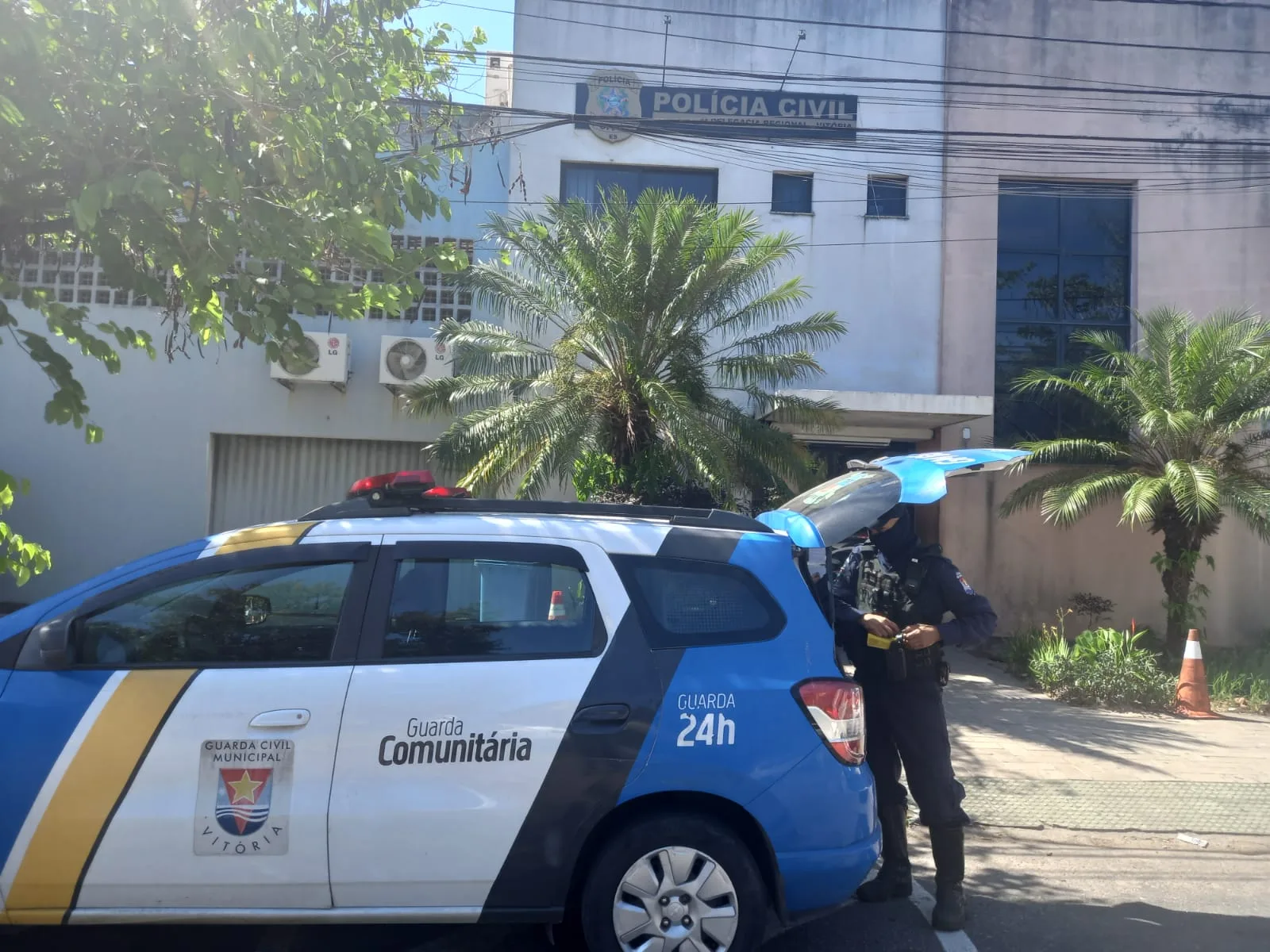 VÍDEO | Homem que usava moto roubada para furtar é preso em Camburi, em Vitória