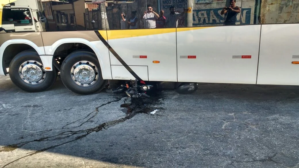 Motociclista sai ileso após ter a moto atropelada por ônibus em Cachoeiro