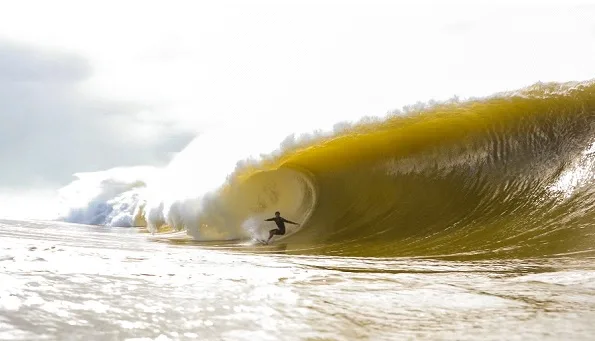 Folha Vitória transmite campeonato de surfe em Regência com grandes nomes nacionais