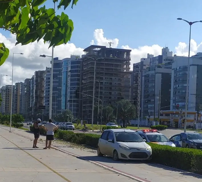 Que susto! Carro invade ciclovia da praia de Camburi após acidente