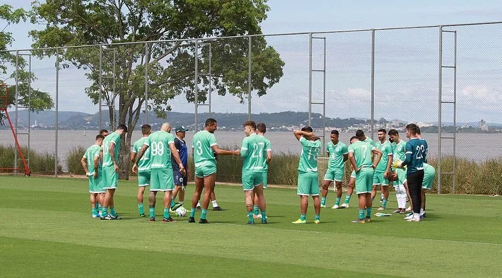 Goiás vence clássico contra Atlético-GO e sonha em escapar da queda