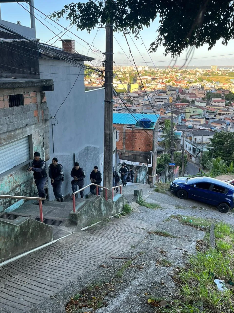 PM ocupa Morro do Macaco com cães, drones e helicópteros