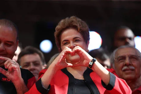 Nos últimos dias de poder, Dilma faz maratona de inaugurações e desengaveta medidas sociais