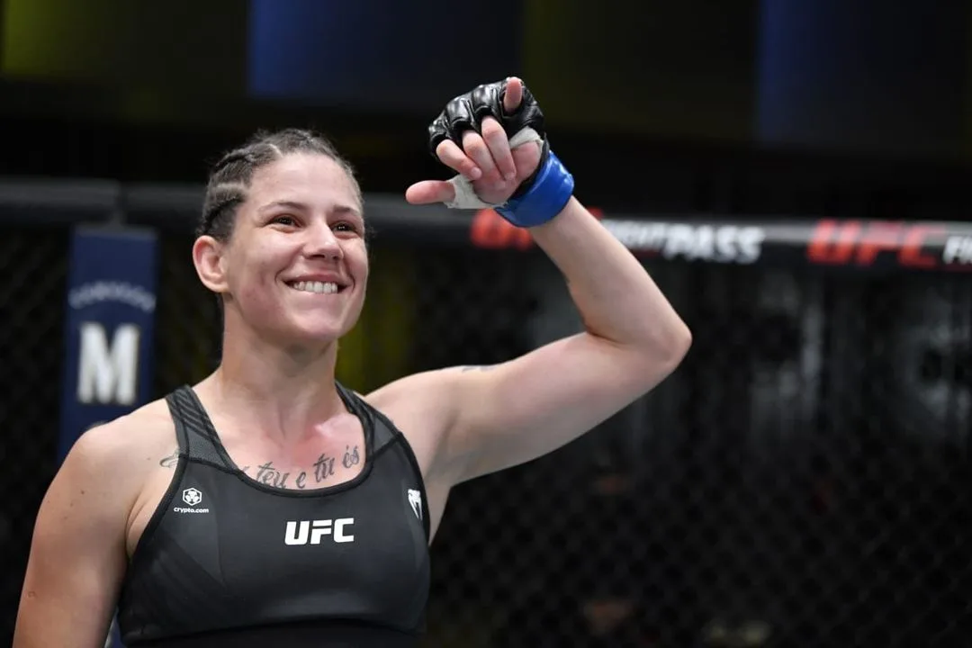 Karol Rosa projeta disputa de cinturão com Amanda Nunes: 'Estarei preparada'