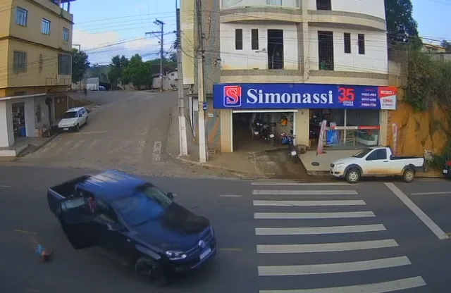 VÍDEO | Que susto! Criança cai de carro em movimento no ES