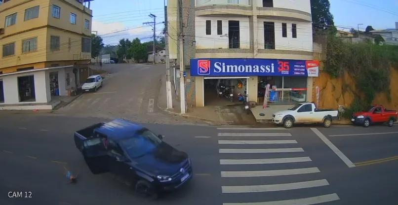 VÍDEO | Que susto! Criança cai de carro em movimento no ES