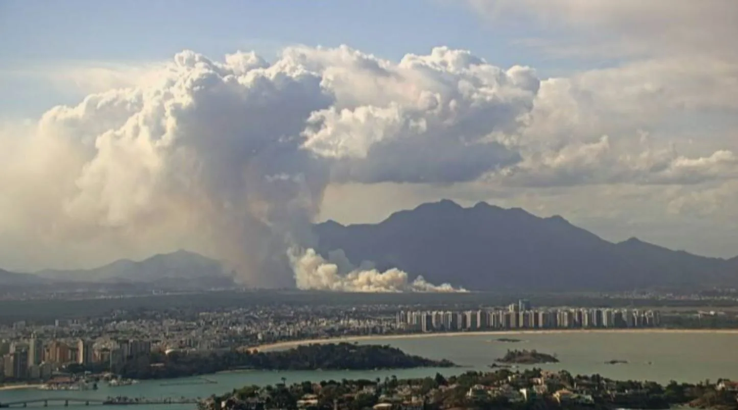 Incêndio de grandes proporções provoca nuvem de fumaça e chama atenção na Grande Vitória