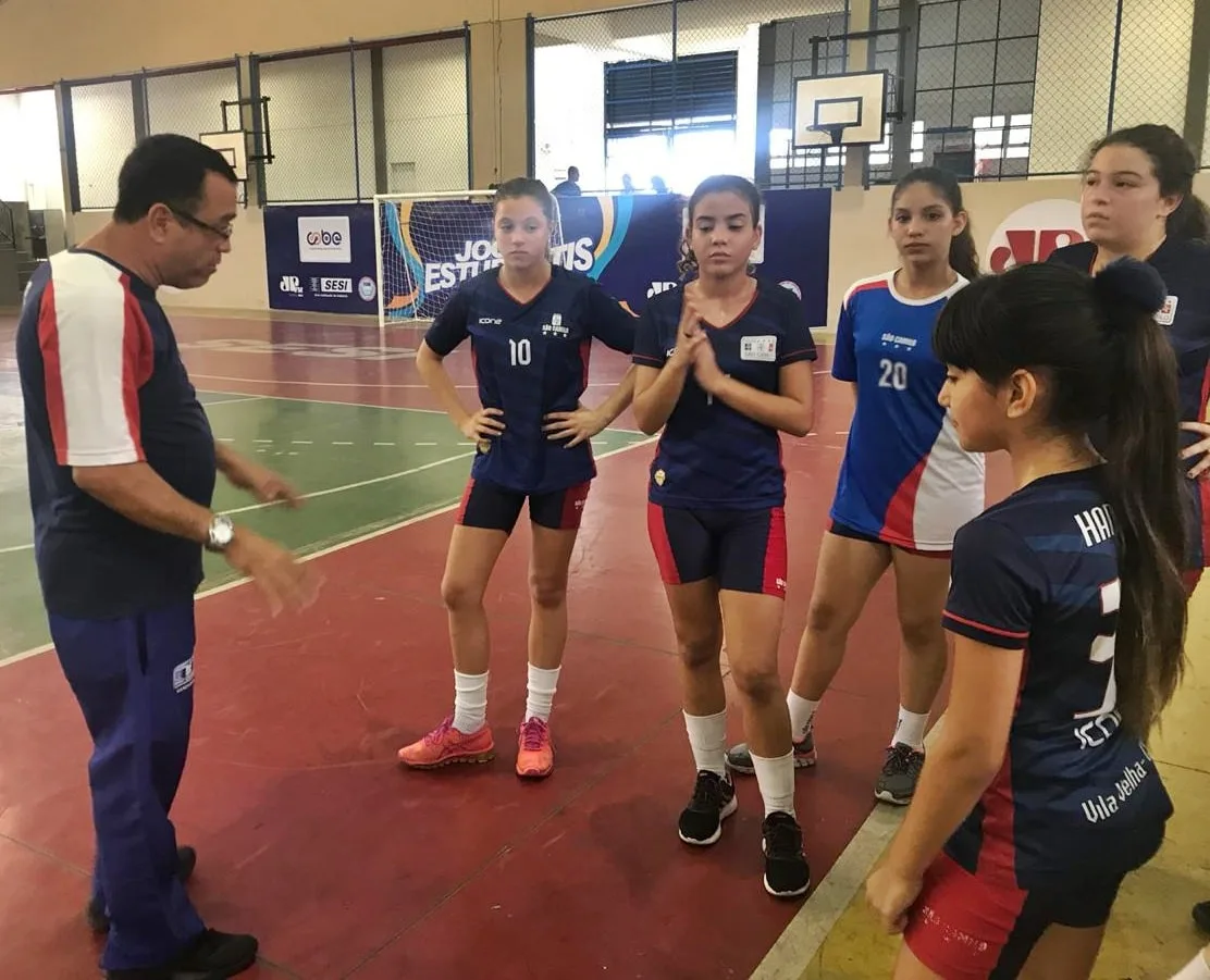 São Camilo e Castro Alves fazem a final do handebol feminino sub-13