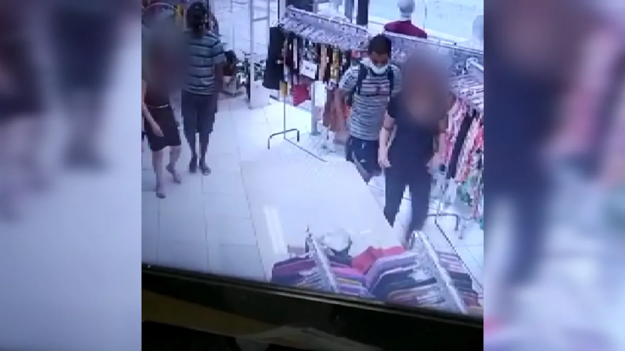 VÍDEO | Homens armados invadem loja em Vitória, rendem funcionárias e roubam dinheiro do caixa