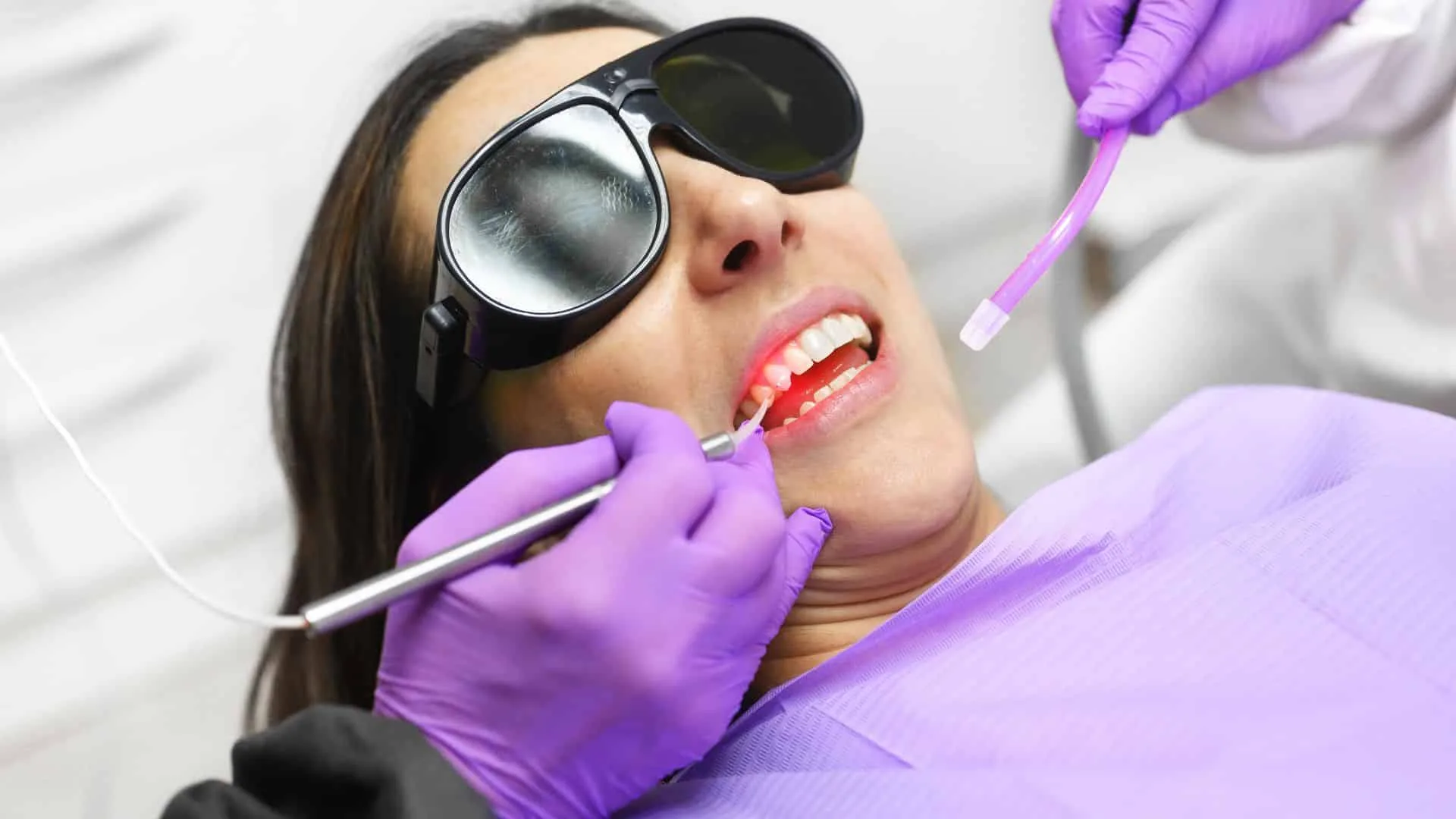 Dor ao beber água? Como o laser pode te ajudar no tratamento da sensibilidade dos dentes