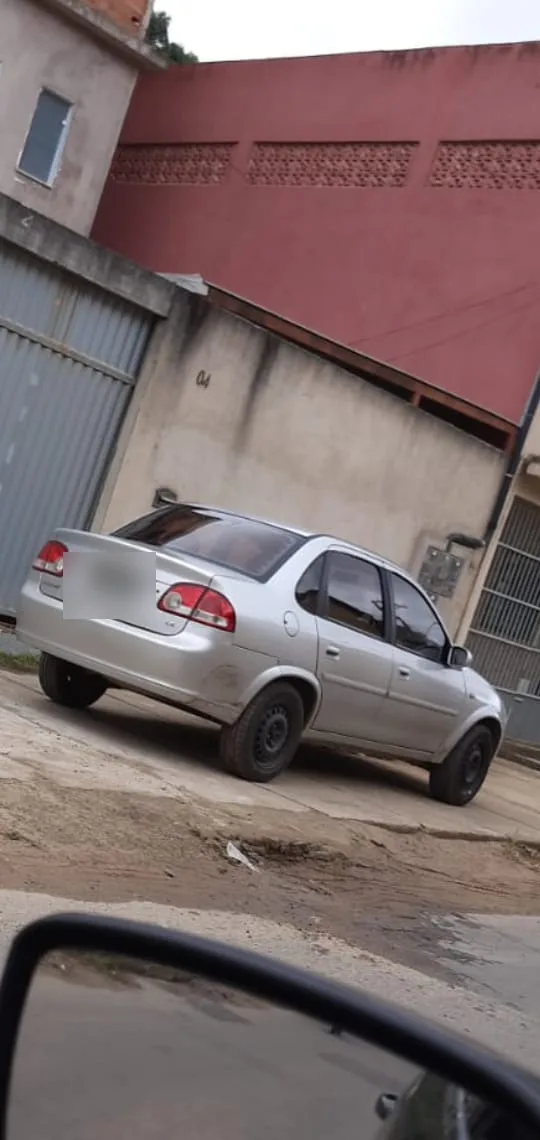 Motorista de aplicativo tem carro e celular roubados enquanto aguardava passageira embarcar