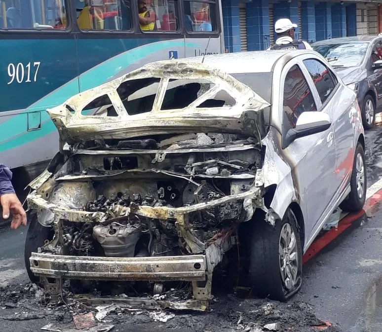 Carro pega fogo em frente ao Palácio Anchieta e deixa trânsito ainda mais lento no Centro