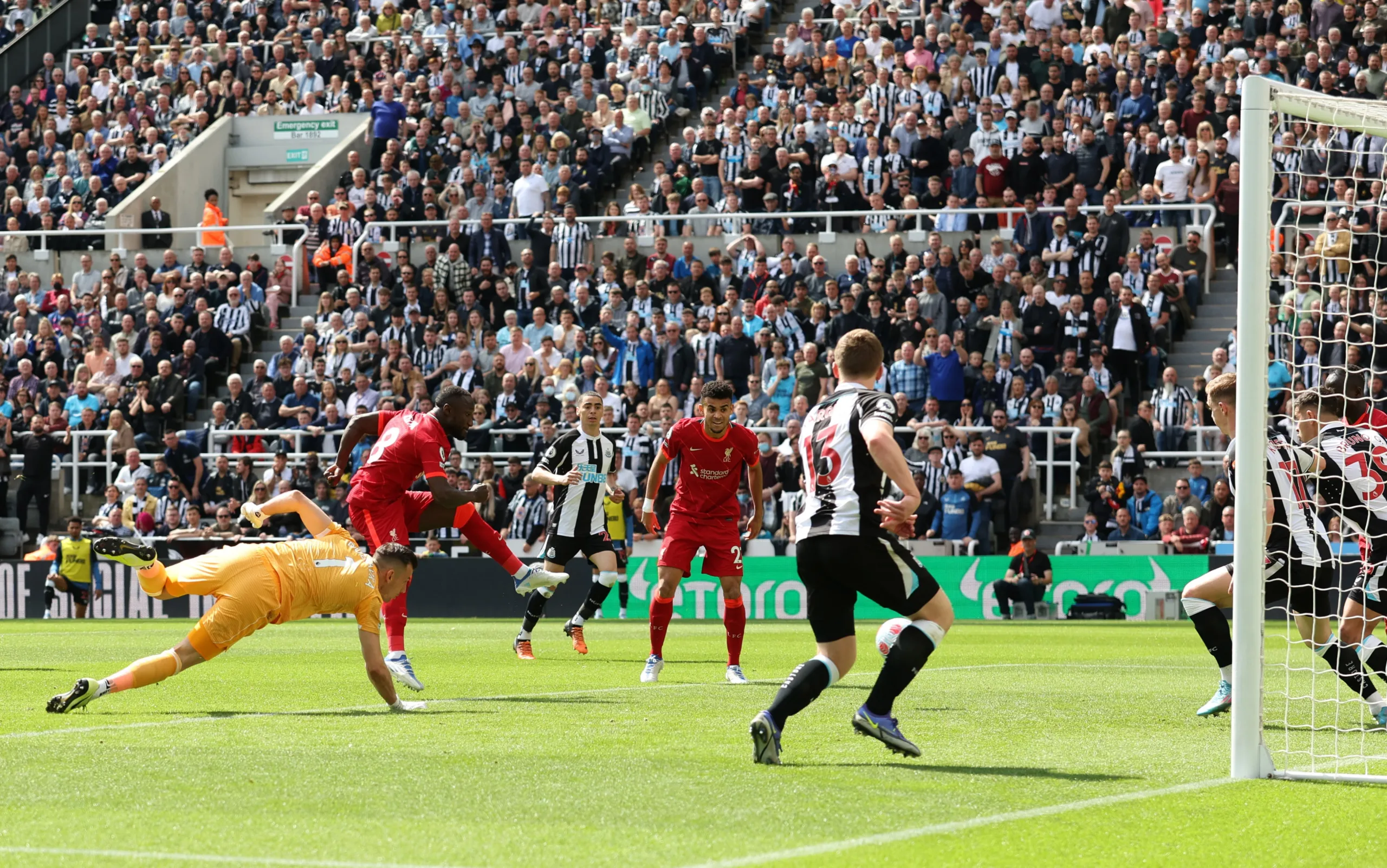 Liverpool vence jogo apertado contra Newcastle e pressiona City pela liderança