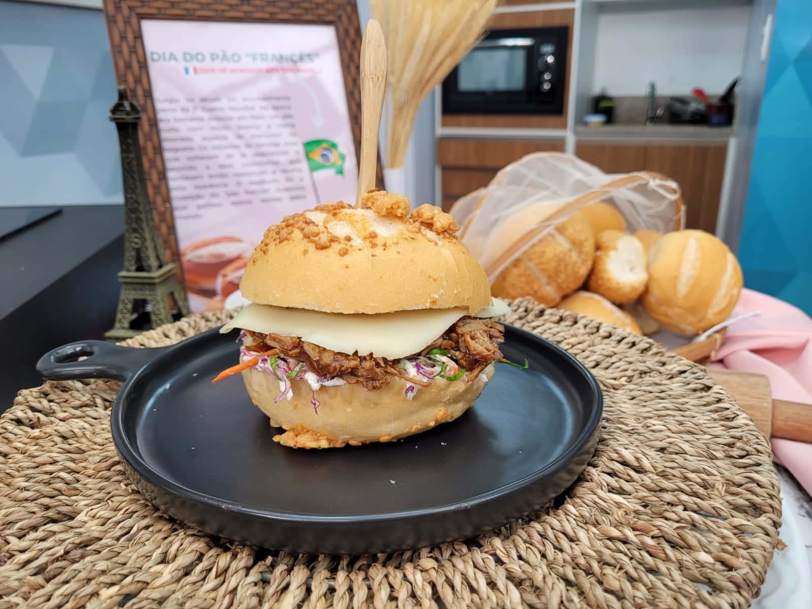 Dia do Pão Francês!  Aprenda a fazer um delicioso hambúrguer com carne suína ao molho de churrasco!