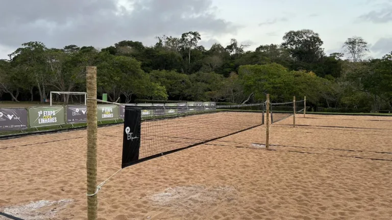 Torneio de beach tennis acontece dentro de reserva natural em Linhares