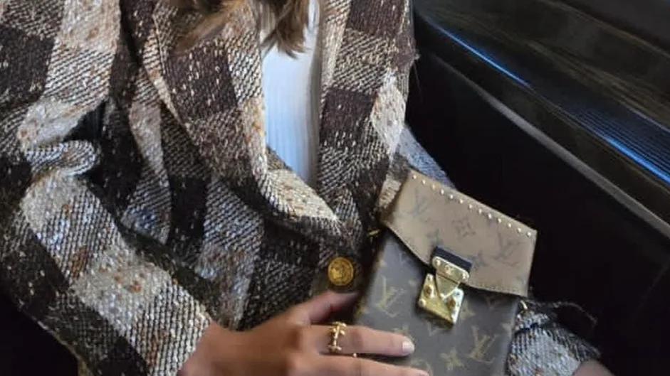 Rayssa Leal assiste ao Paris Fashion Week com bolsa de R$ 20 mil