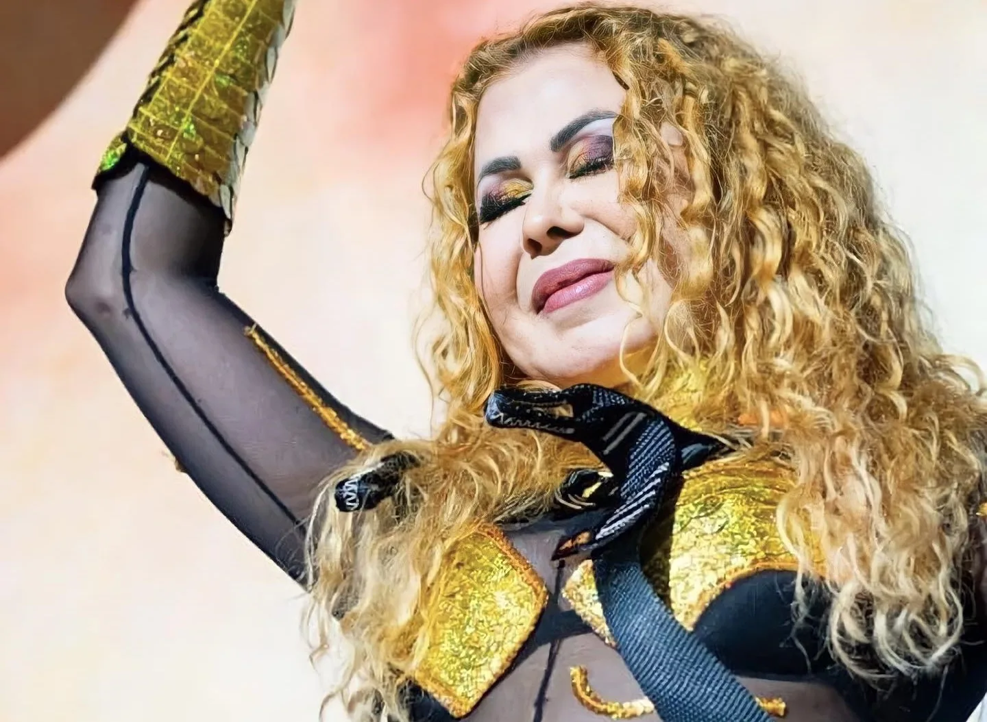 VÍDEO | Joelma faz show com rosto inchado e preocupa fãs: 'Sequelas da Covid'