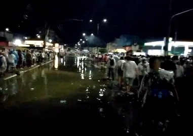 VÍDEOS | Fiéis enfrentam forte chuva e alagamento em Vila Velha