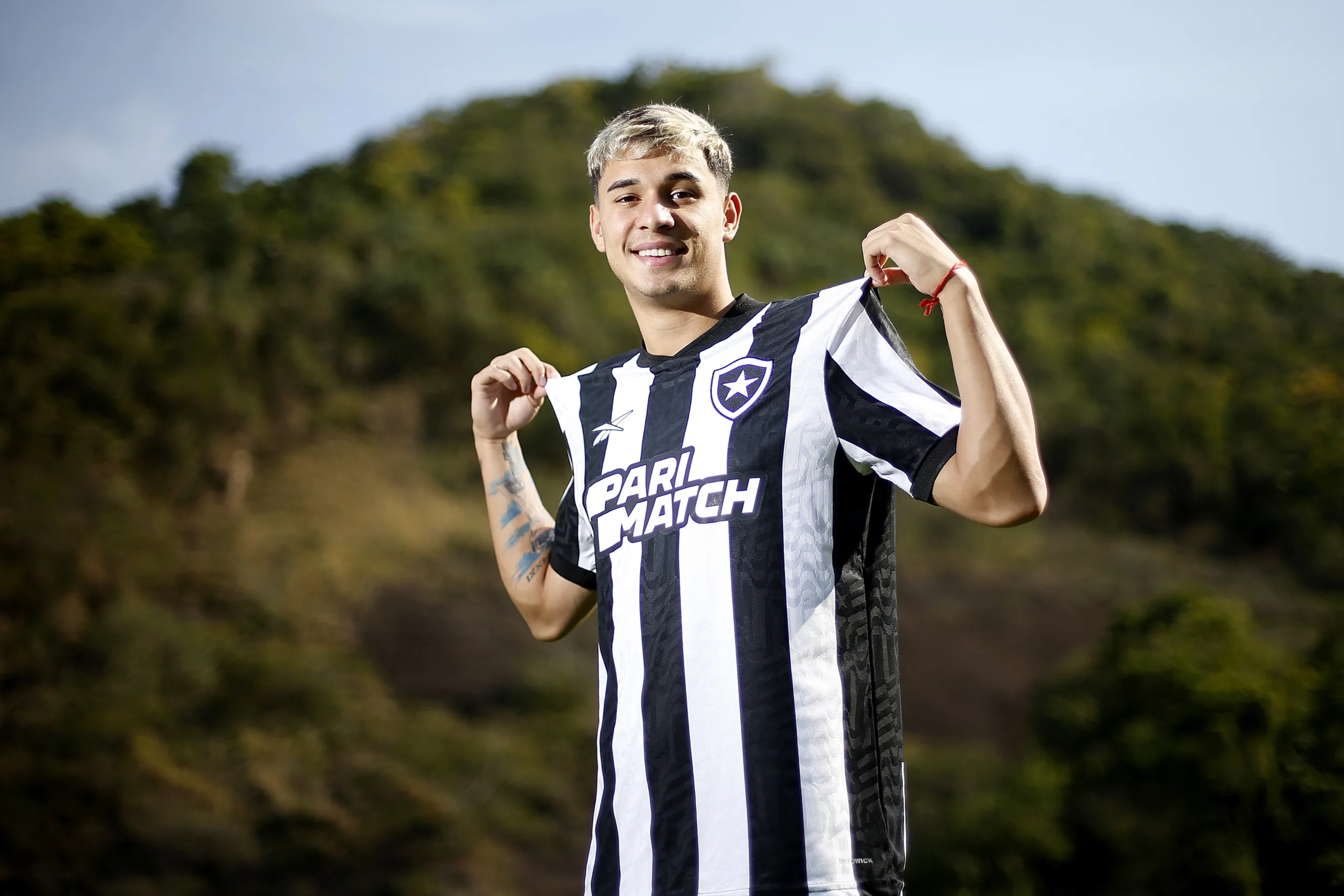 Botafogo anuncia jovem lateral-direito campeão mundial com o Uruguai