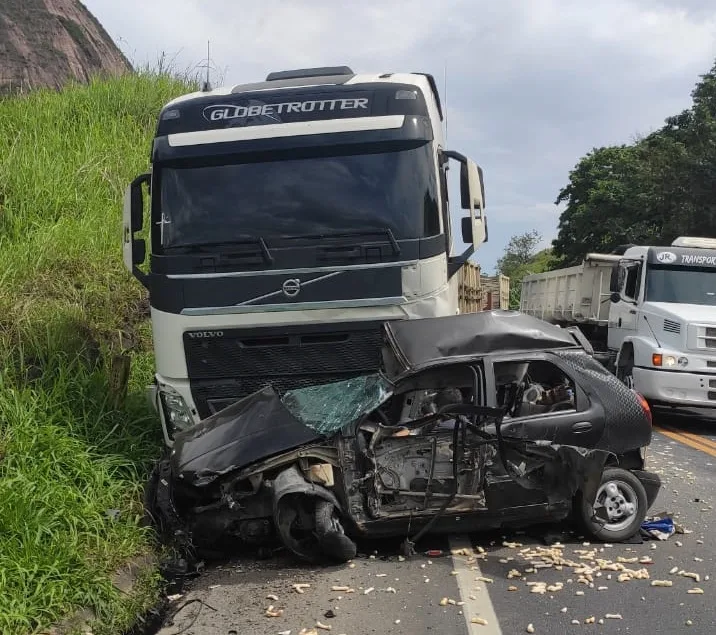 Três pessoas morrem em grave acidente na BR-101