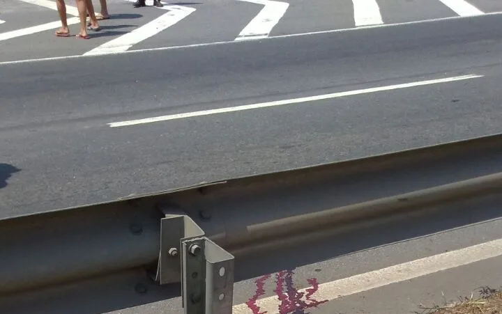 Motociclista colide com poste e morre na BR 101 em Cariacica