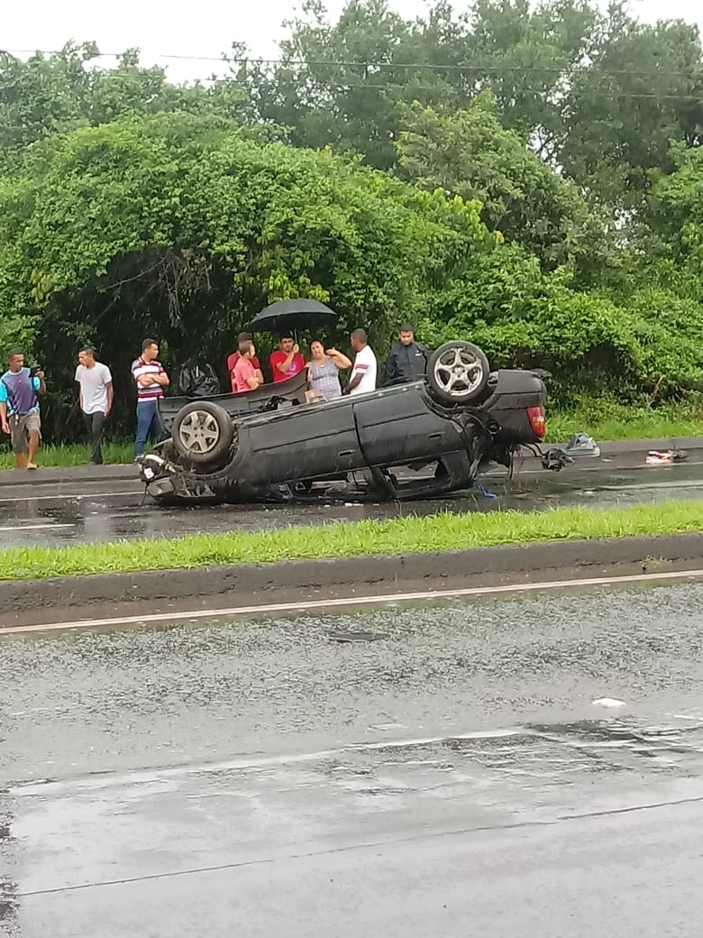 Carro capota e deixa três pessoas feridas na Rodovia do Sol em Vila Velha