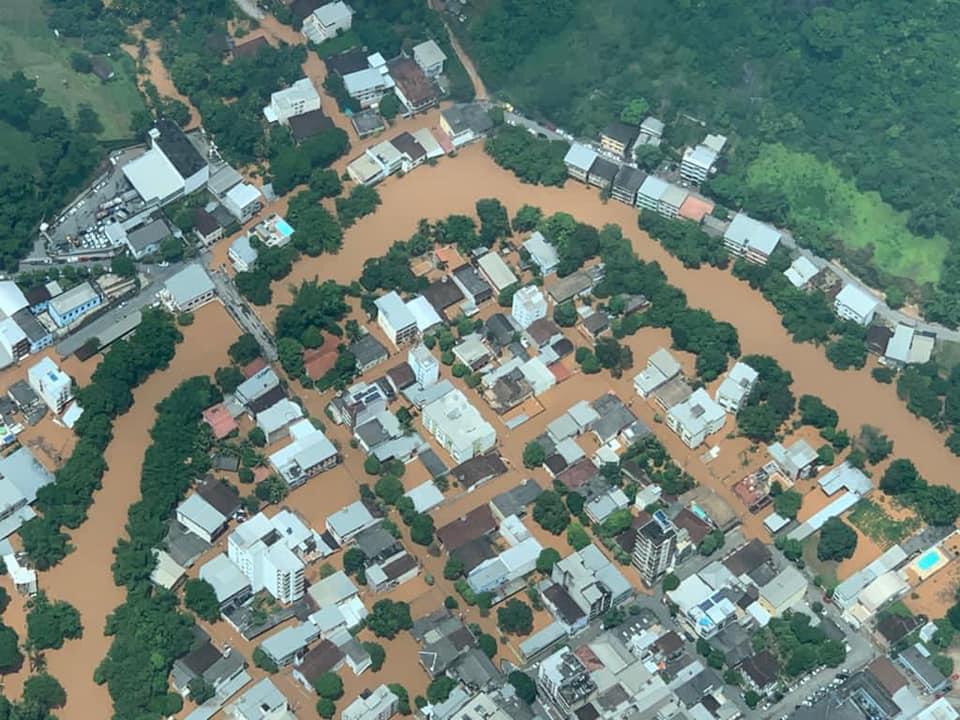 Rio sobe seis metros e cerca de 180 pessoas ficam desalojadas em Castelo. Veja fotos e vídeos!